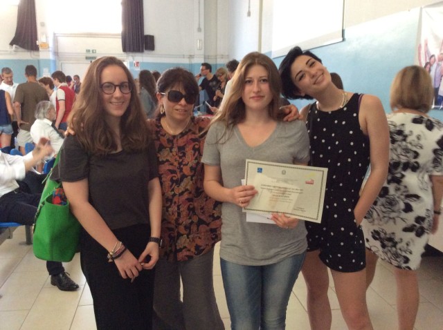 Alice Boscariol con la prof.ssa M.C. Maida  e due compagne