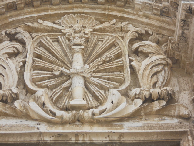 Portale con i simboli di S. Lucia - Chiesa di Santa Lucia alla Badia