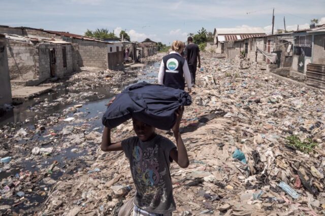 La signora Conte di spalle ad Haiti bello slum