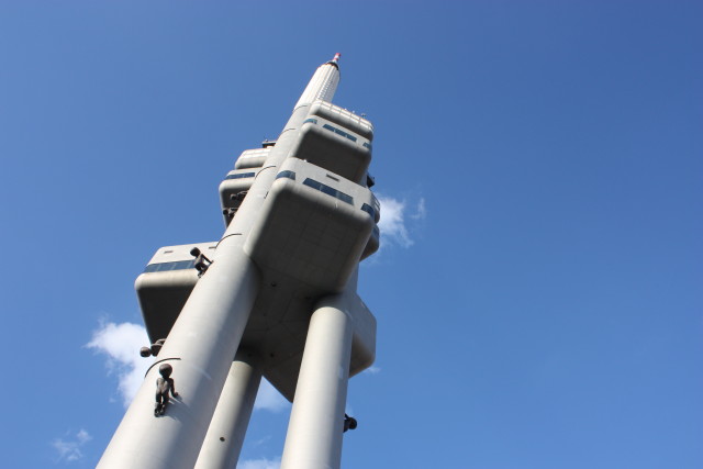 Zizkov Television Tower (Zizkovska Vez) con le sculture di David Cerny di bambini crawiling