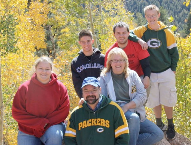 Matias Bovo (con la felpa Colorado) e la famiglia ospitante durante una passeggiata