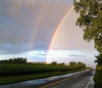 Arcobaleno variopinto che tende verso l’immensità del cielo